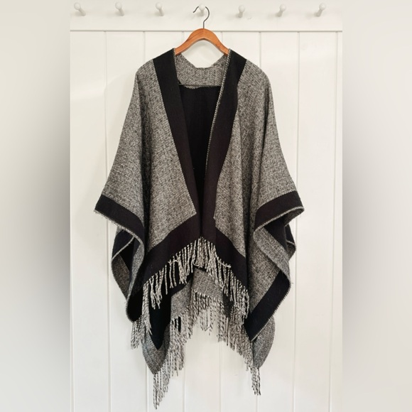 JustFab Tweed Wrap Shawl Fringe Grey Black Western Yellowstone Women Herringbone - Picture 4 of 12